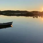 Flott Og Naust Med Beliggenhet Ved Vannet!