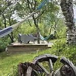 Flott Og Naust Med Beliggenhet Ved Vannet!