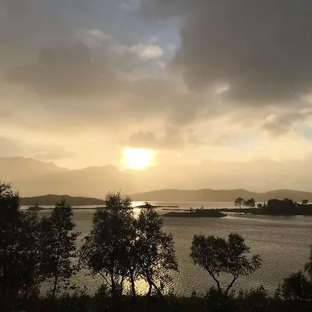 Flott I Lofoten Med Nydelig Beliggenhet Ved Vannet Ferienhaus