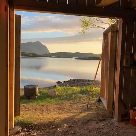 Flott I Lofoten Med Nydelig Beliggenhet Ved Vannet Ferienhaus Sandsletta