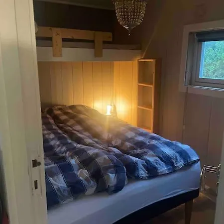 Flott Og Naust Med Beliggenhet Ved Vannet! *