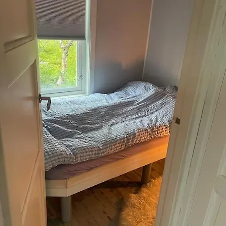 Flott Og Naust Med Beliggenhet Ved Vannet! Holiday home