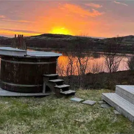 Flott Og Naust Med Beliggenhet Ved Vannet! Holiday home Sandsletta