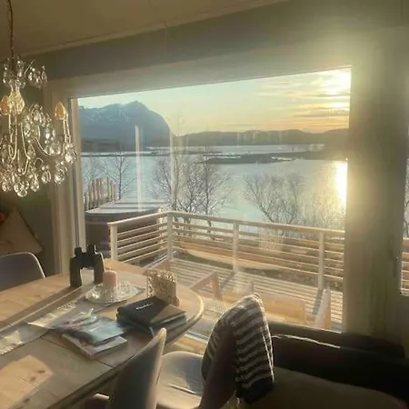 Flott I Lofoten Med Nydelig Beliggenhet Ved Vannet