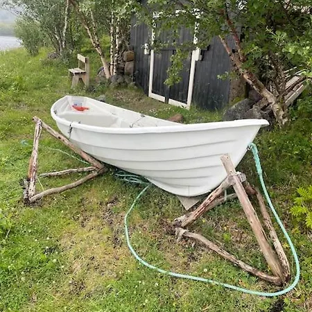 Flott Og Naust Med Beliggenhet Ved Vannet! Holiday home Sandsletta