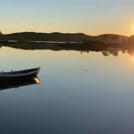 Lofoten Med Nydelig Beliggenhet Ved Vannet