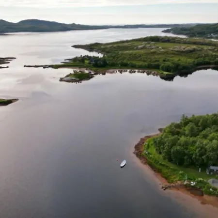 Flott Og Naust Med Beliggenhet Ved Vannet! Sandsletta
