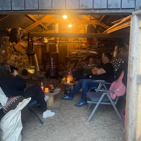 Flott Og Naust Med Beliggenhet Ved Vannet! Holiday home