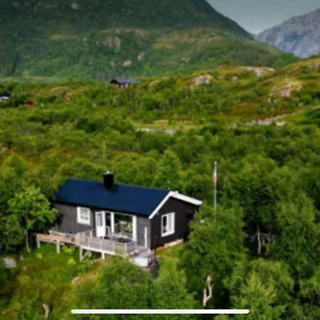 Flott Og Naust Med Beliggenhet Ved Vannet!