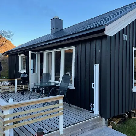 Flott Og Naust Med Beliggenhet Ved Vannet! Holiday home *