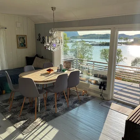 Flott Og Naust Med Beliggenhet Ved Vannet! Sandsletta