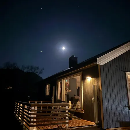 Lofoten Med Nydelig Beliggenhet Ved Vannet * Sandsletta