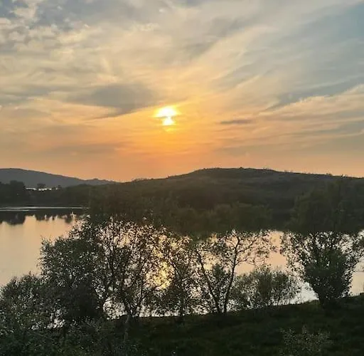Ferienhaus Flott Og Naust Med Beliggenhet Ved Vannet! Sandsletta