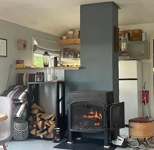 Flott Og Naust Med Beliggenhet Ved Vannet! Sandsletta