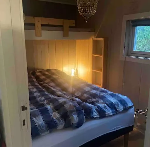 Flott Og Naust Med Beliggenhet Ved Vannet! *