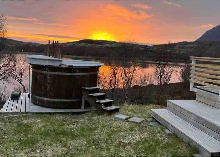 Flott Og Naust Med Beliggenhet Ved Vannet! Ferienhaus Sandsletta