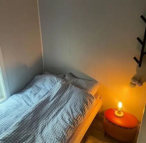 Flott Og Naust Med Beliggenhet Ved Vannet! *