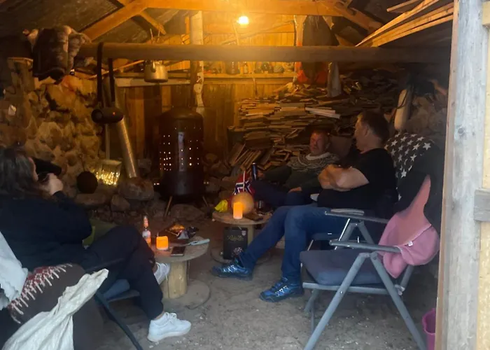 Flott Og Naust Med Beliggenhet Ved Vannet! Prázdninový dům